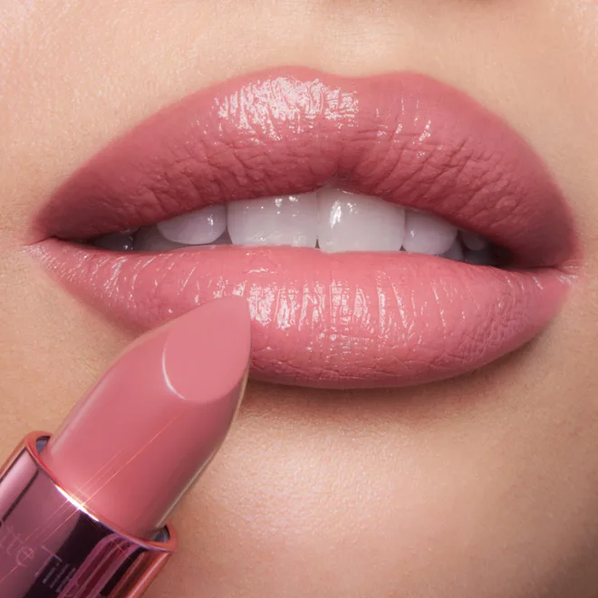 БЕСТСЕЛЕР Зволожувальна сатинова помада Charlotte Tilbury K.I.S.S.I.N.G CANDY CHIC A Candy Pink Lipstick in My Moisturising Formula with a Soft Satin Shine Finish, Encased in a Pink Tube!